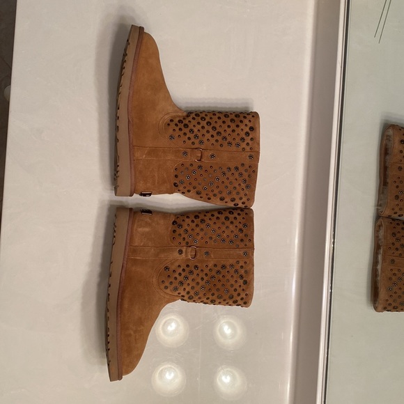 Ugg Elliott studded boots size 8 - Picture 3 of 12